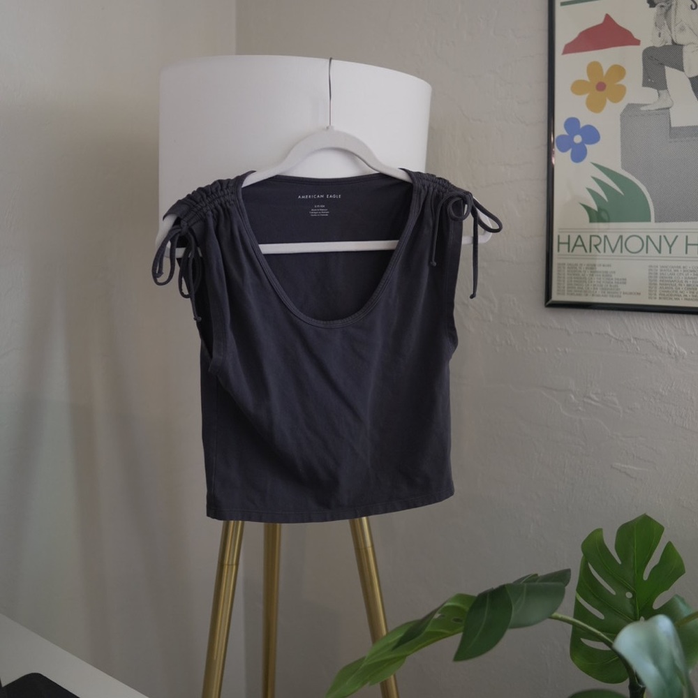 AMERICAN EAGLE cropped cap sleeve tee